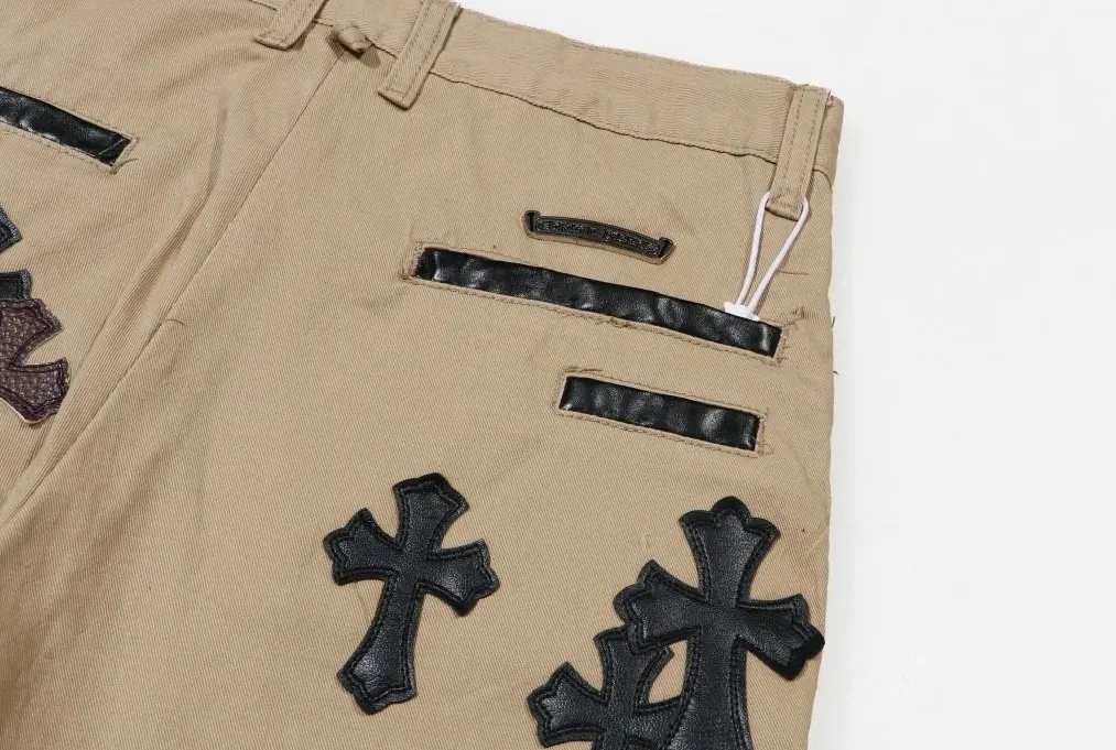 P280 Chrome Hearts/Chrome Hearts camouflage checkerboard horsehair cross patch leather jeans Full of exploring the ultimate in fashion, Chrome Hearts' new Chrome Hearts pants cleverly integrate camouflage cross, checkerboard horsehair cross and other elements to break traditional boundaries. The clever fusion of Mattyboy’s same style, overalls and khaki jeans brings endless matching inspiration to fashionistas. This pair of Croxin overalls not only presents a unique retro style, but also combines comfort and sophistication with its wide-leg, loose design. The mid-high waist design matches a lazy and casual style, which not only makes the legs longer but also maintains a casual feel, it is a must-have fashion choice for trendy men and trendy women. Khaki overalls are unique in leather matching and color selection, making them the leader among overalls. Chrome Hearts' khaki cross chino casual pants have a prince-like aristocratic feel. The pants have 40 panels of leather and full texture. The W34 size is perfectly presented and has become the focus of the forefront of fashion. Whether it's for daily wear or a trendy try, these pants can bring you an excellent fashion experience.